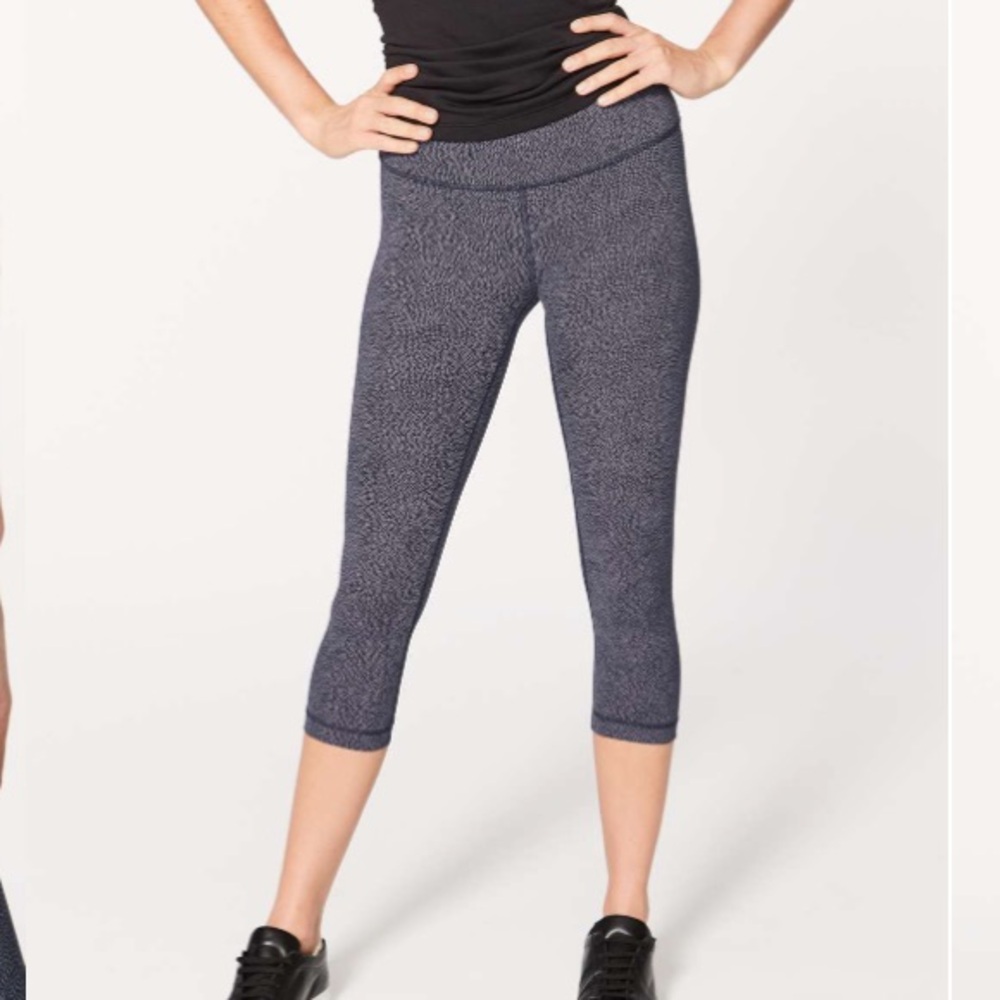 Lululemon Wunder Under Crop Hi-Rise 21'
Disperse Dusky Lavender Black
